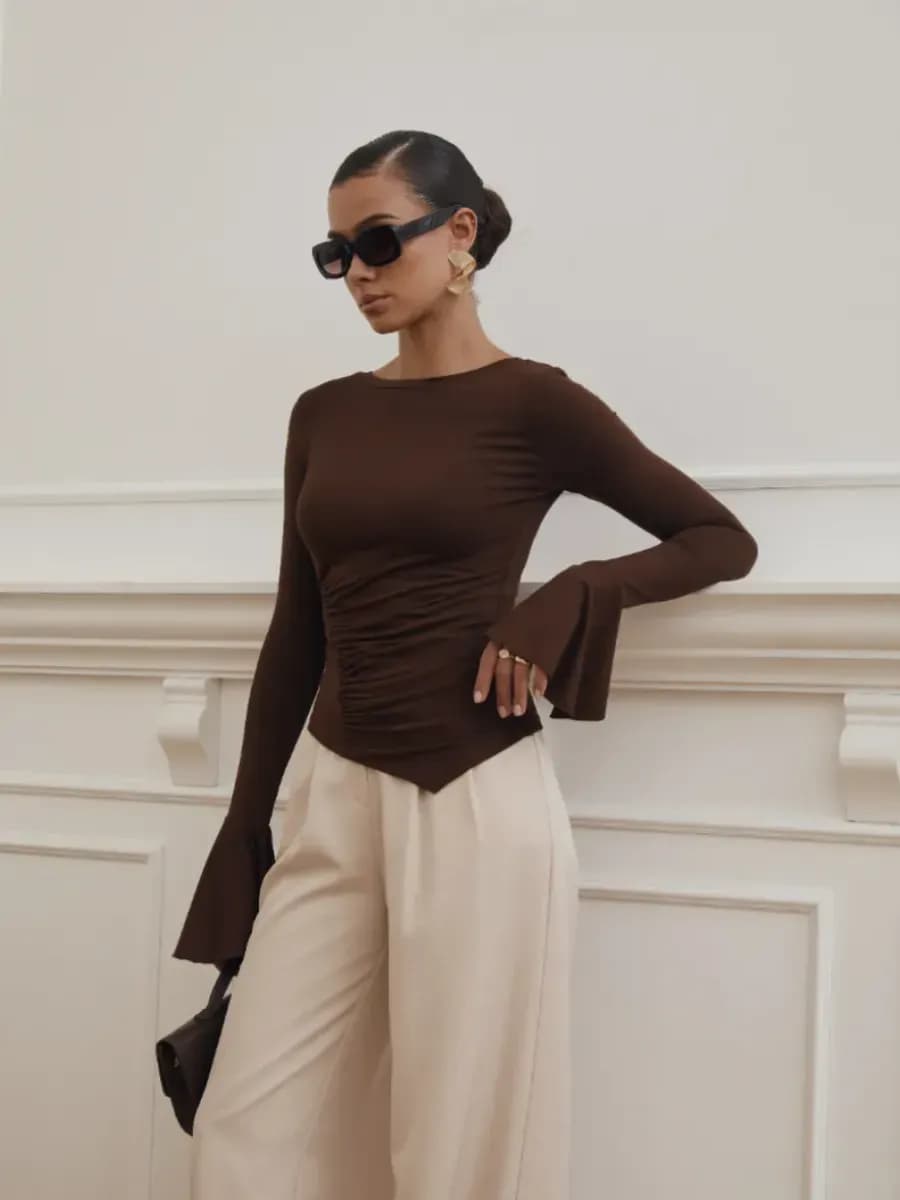 Лонгслив с рукавами клеш асимметрией и драпировкой