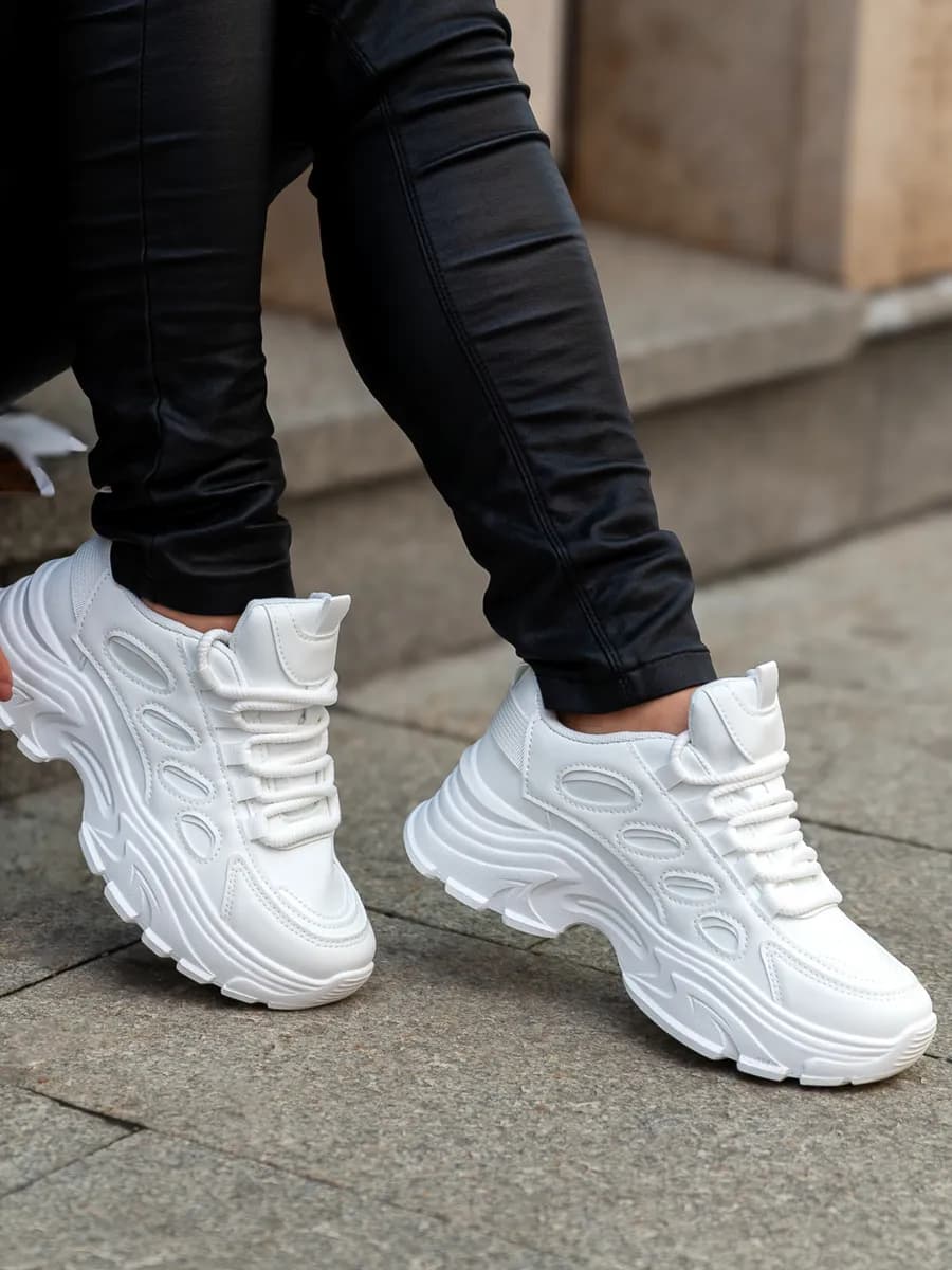 Кроссовки на высокой подошве