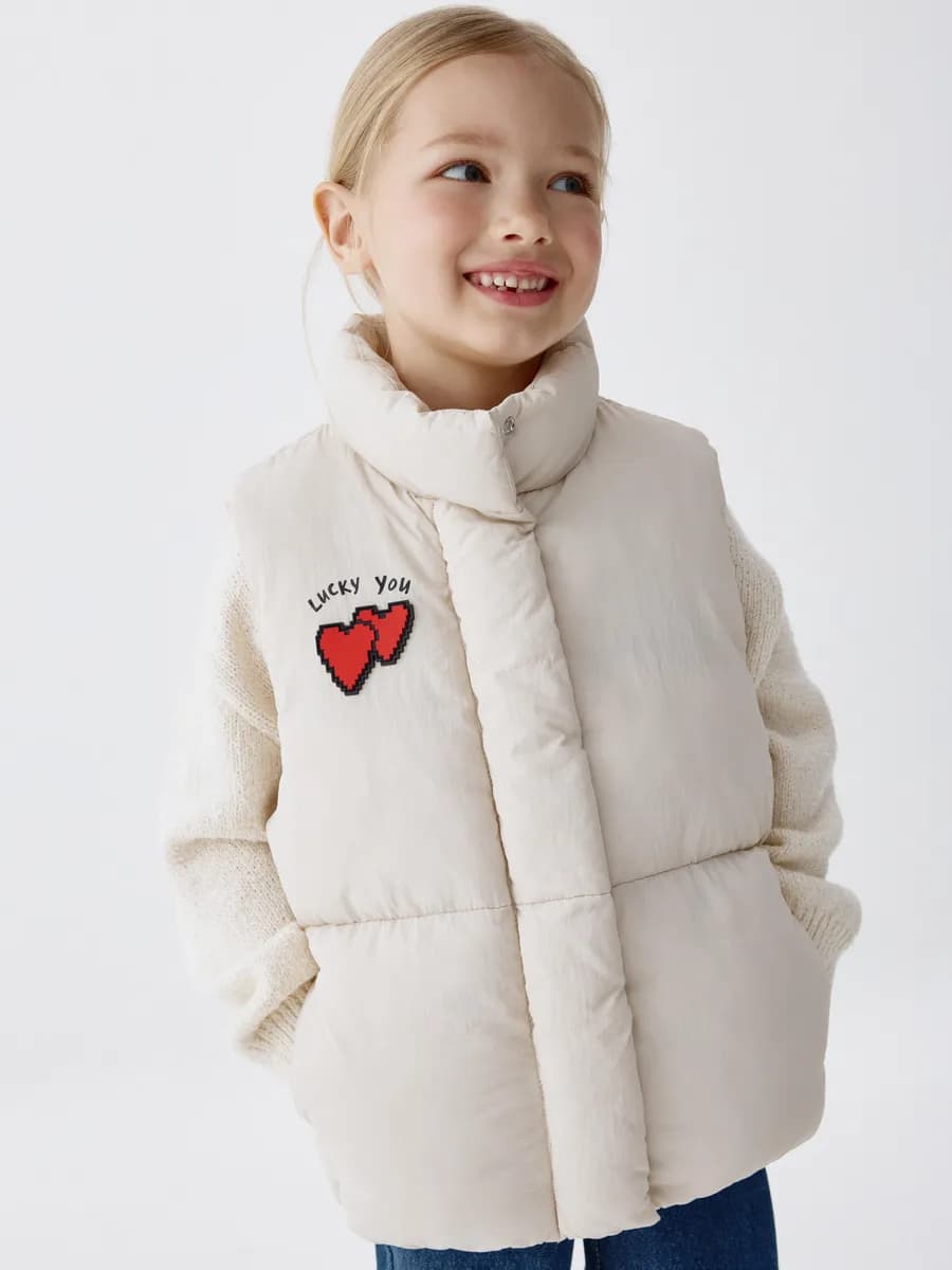 Демисезонный жилет дутый стеганый с патчем