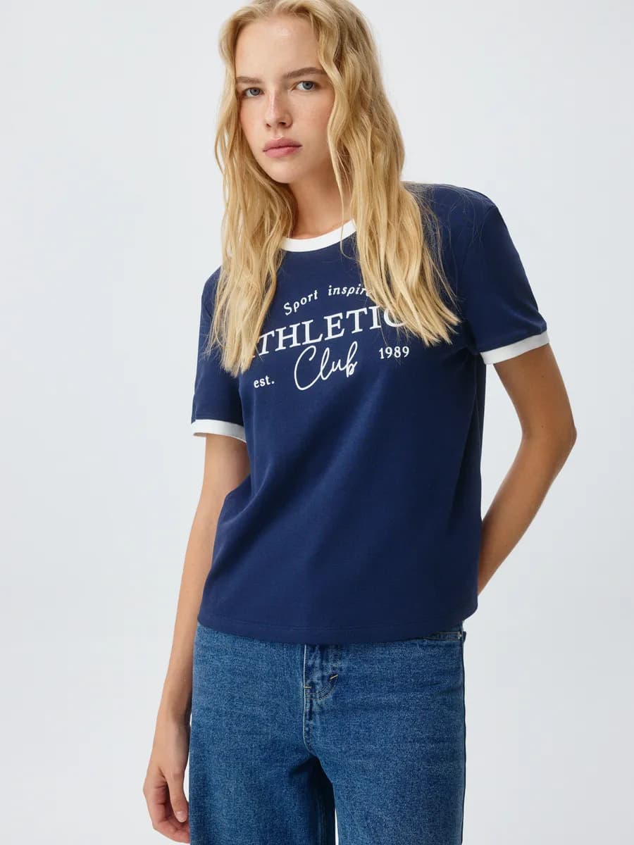 Футболка в стиле преппи с принтом