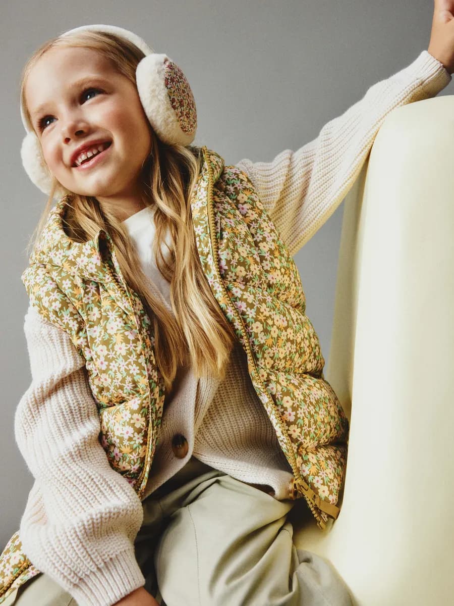 Демисезонный жилет дутый стеганый с капюшоном