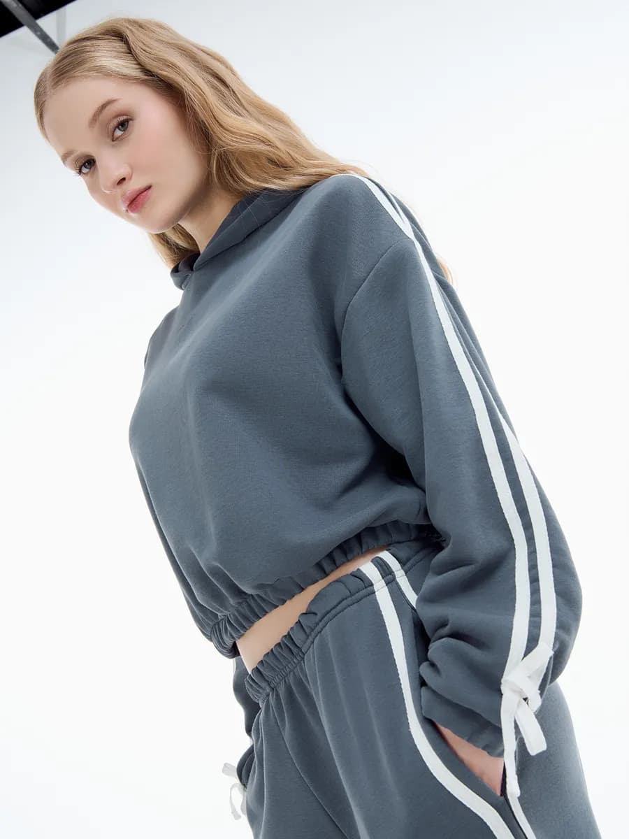 Укороченное худи с лампасами