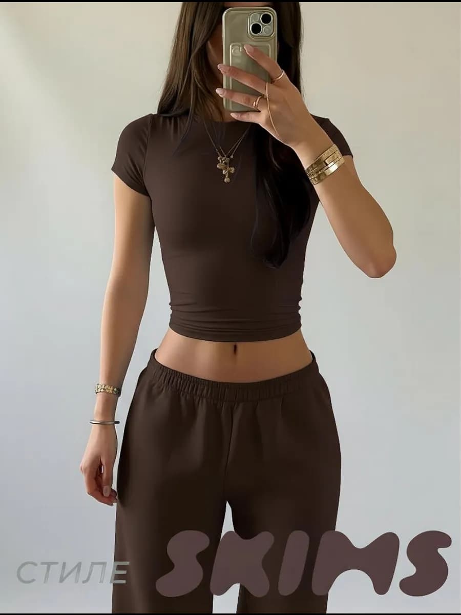 Коричневая футболка скимс базовая облегающая