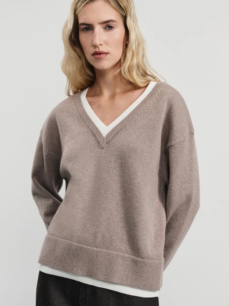 Джемпер вязаный базовый с вырезом в офис в школу