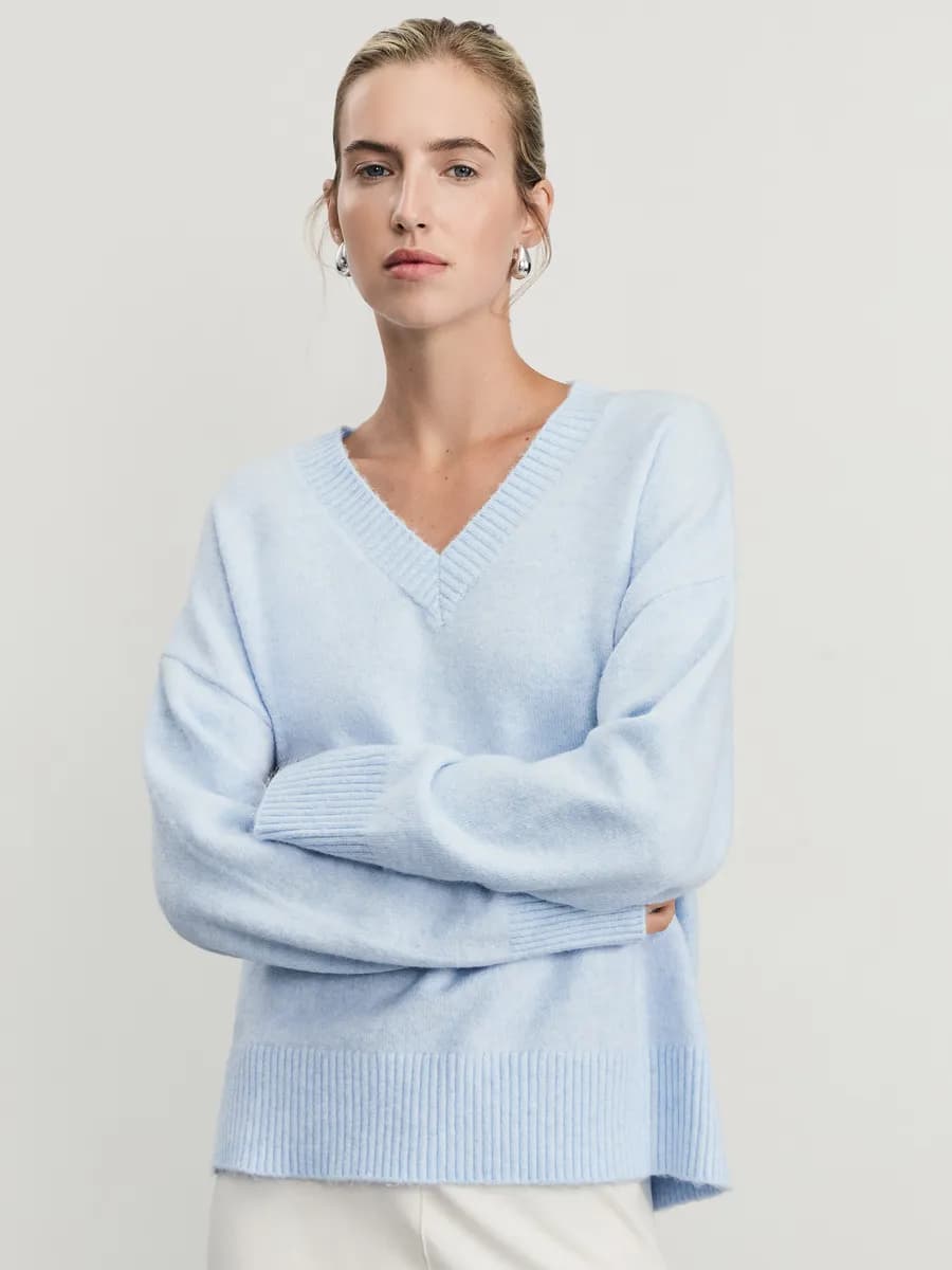 Джемпер базовый вязаный с вырезом в офис с шерстью