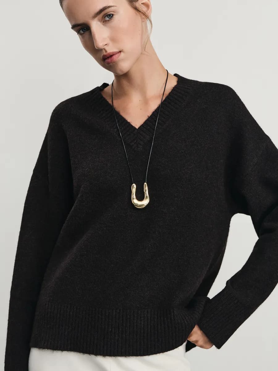 Джемпер базовый вязаный с вырезом в офис с шерстью