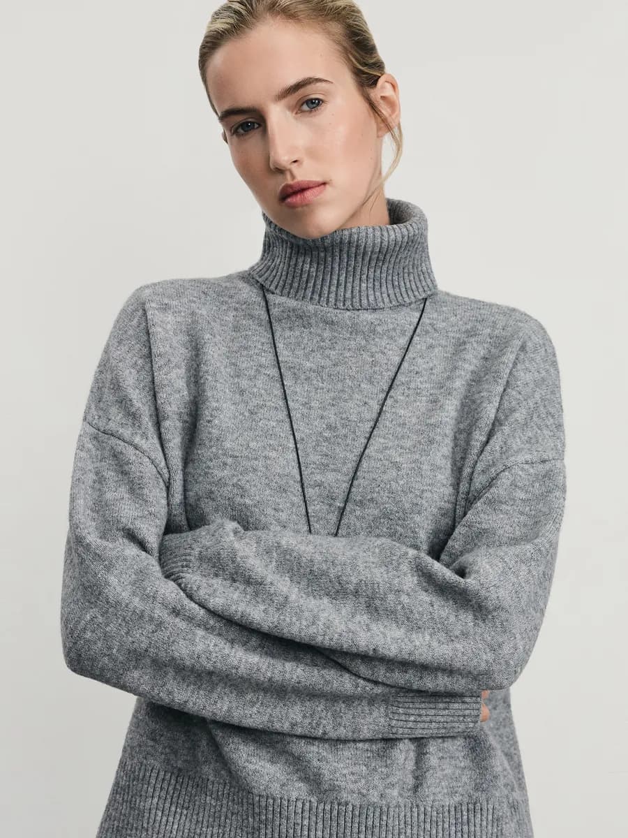 Джемпер вязаный оверсайз с высоким горлом с шерстью