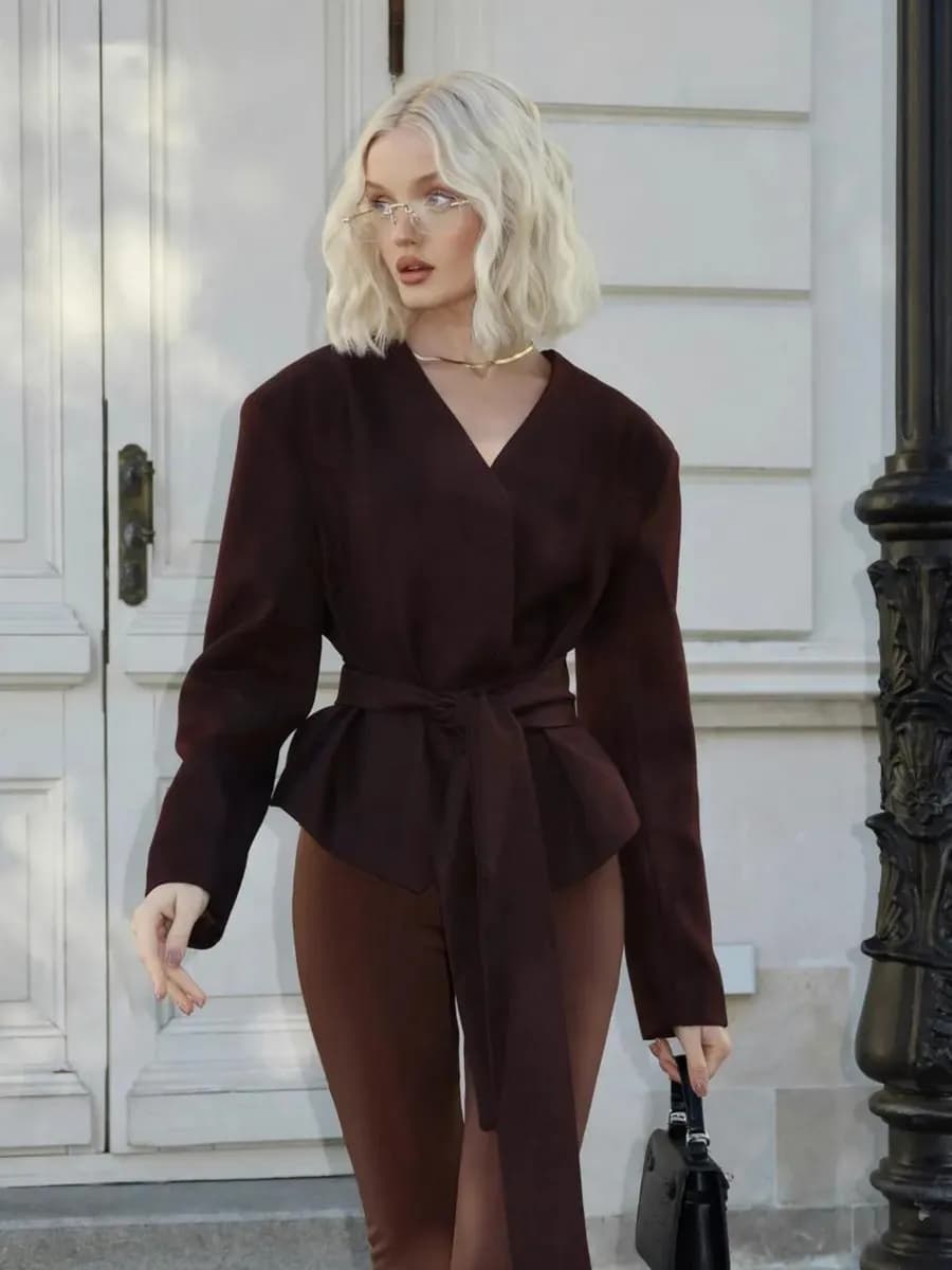 Приталенный пиджак коричневый без лацканов