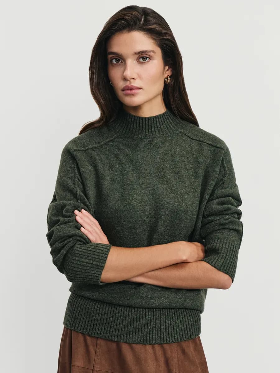 Джемпер вязаный базовый в офис с декоративными швами