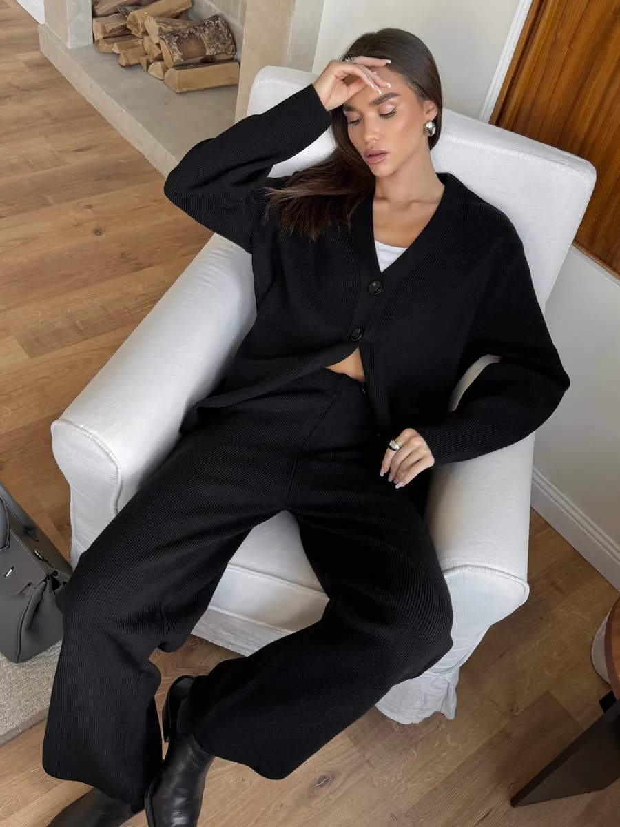 Вязаный костюм с брюками и кардиганом теплый