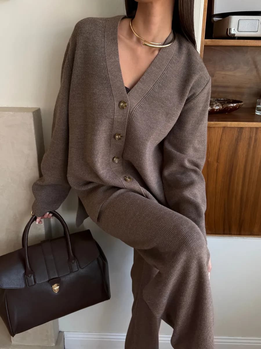 Вязаный костюм с брюками и кардиганом теплый