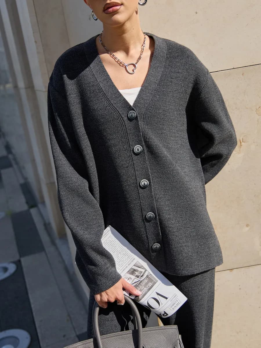 Вязаный костюм с брюками и кардиганом теплый