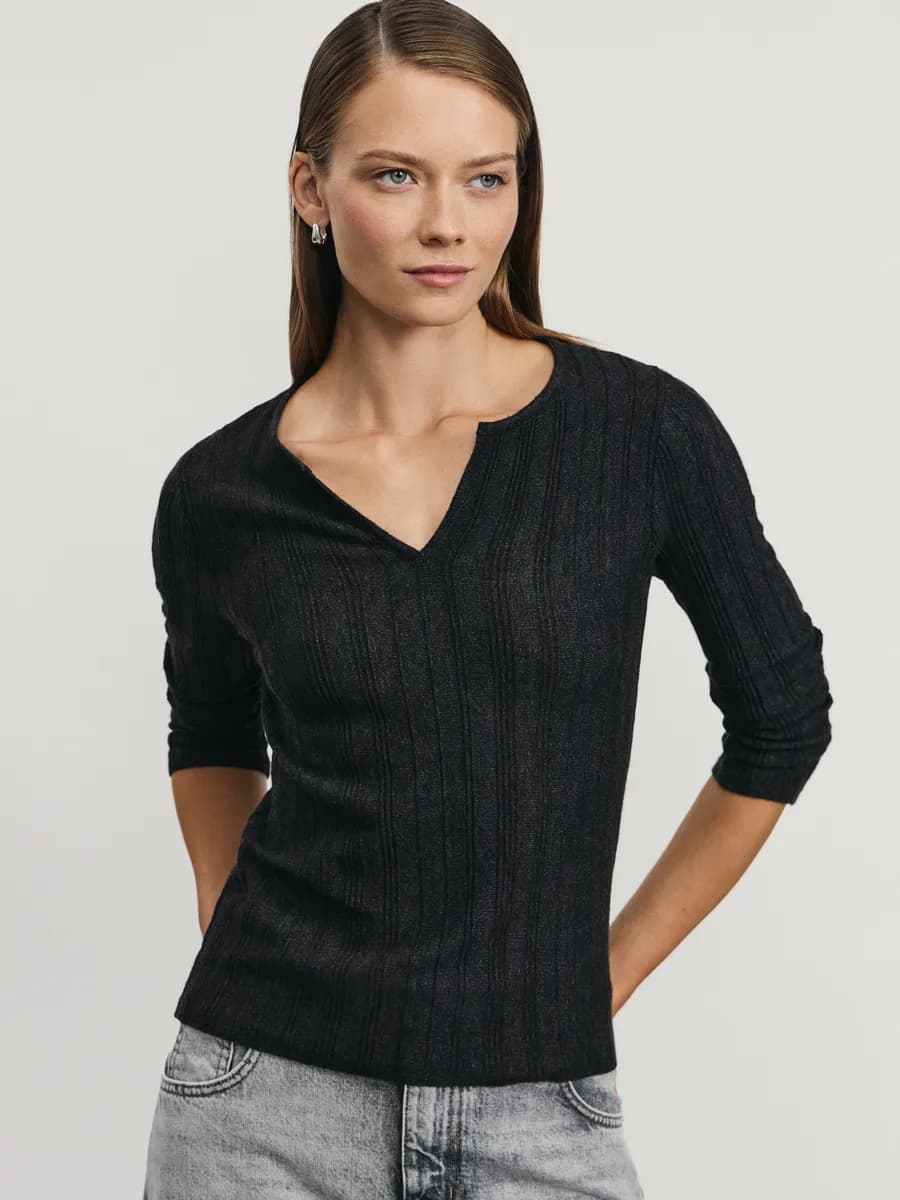 Джемпер тонкий трикотажный в рубчик с вырезом в офис