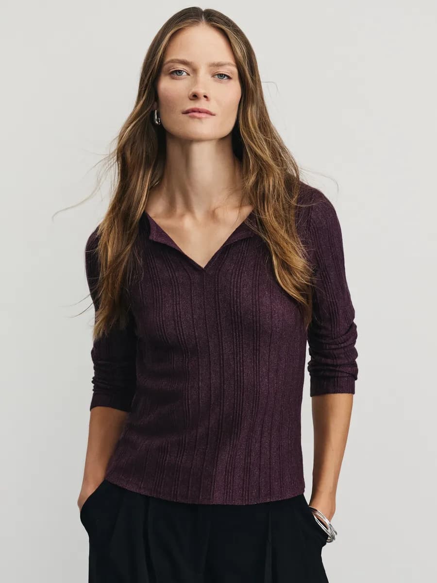 Джемпер тонкий трикотажный в рубчик с вырезом в офис