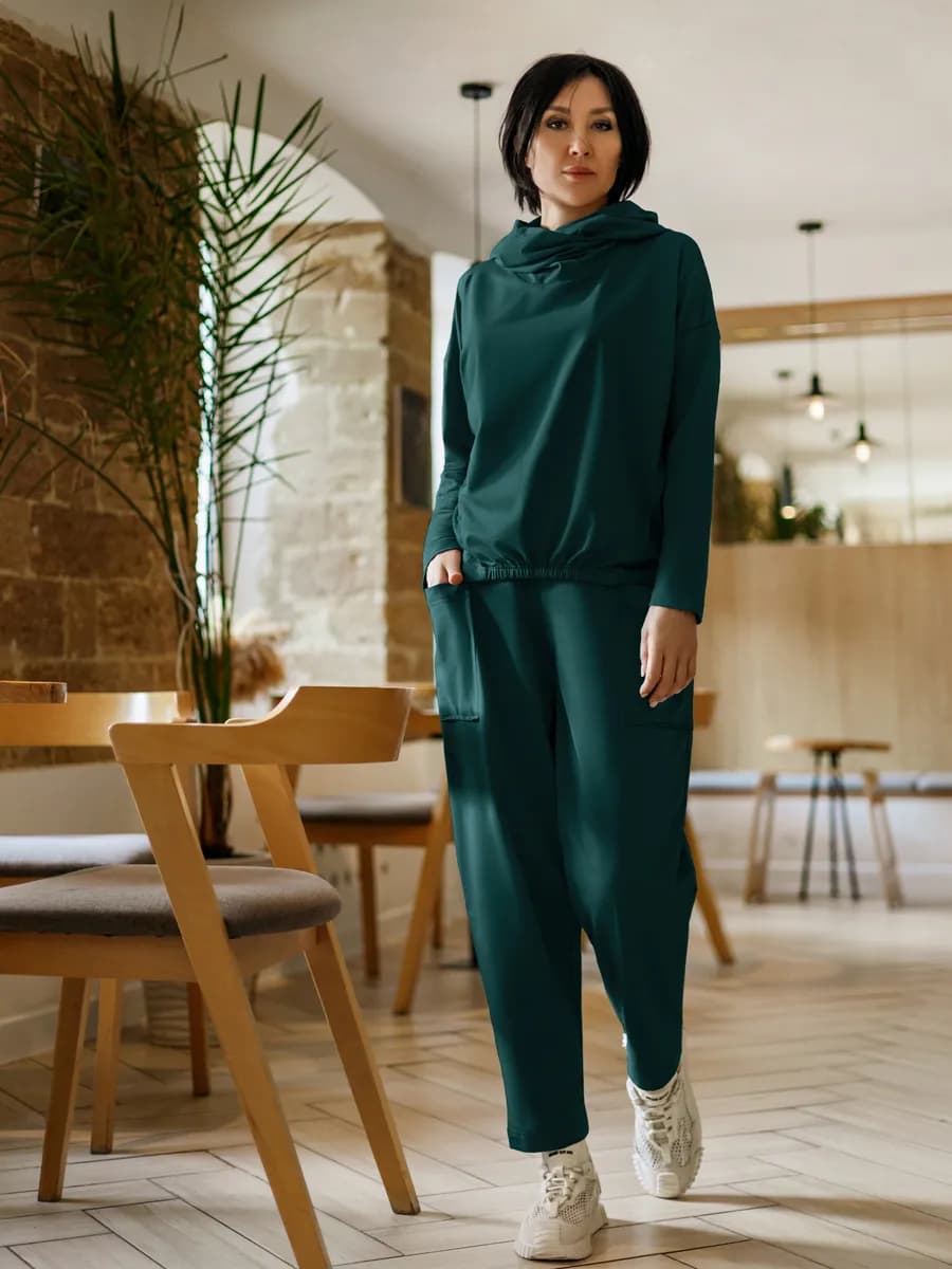 Трикотажный костюм с брюками