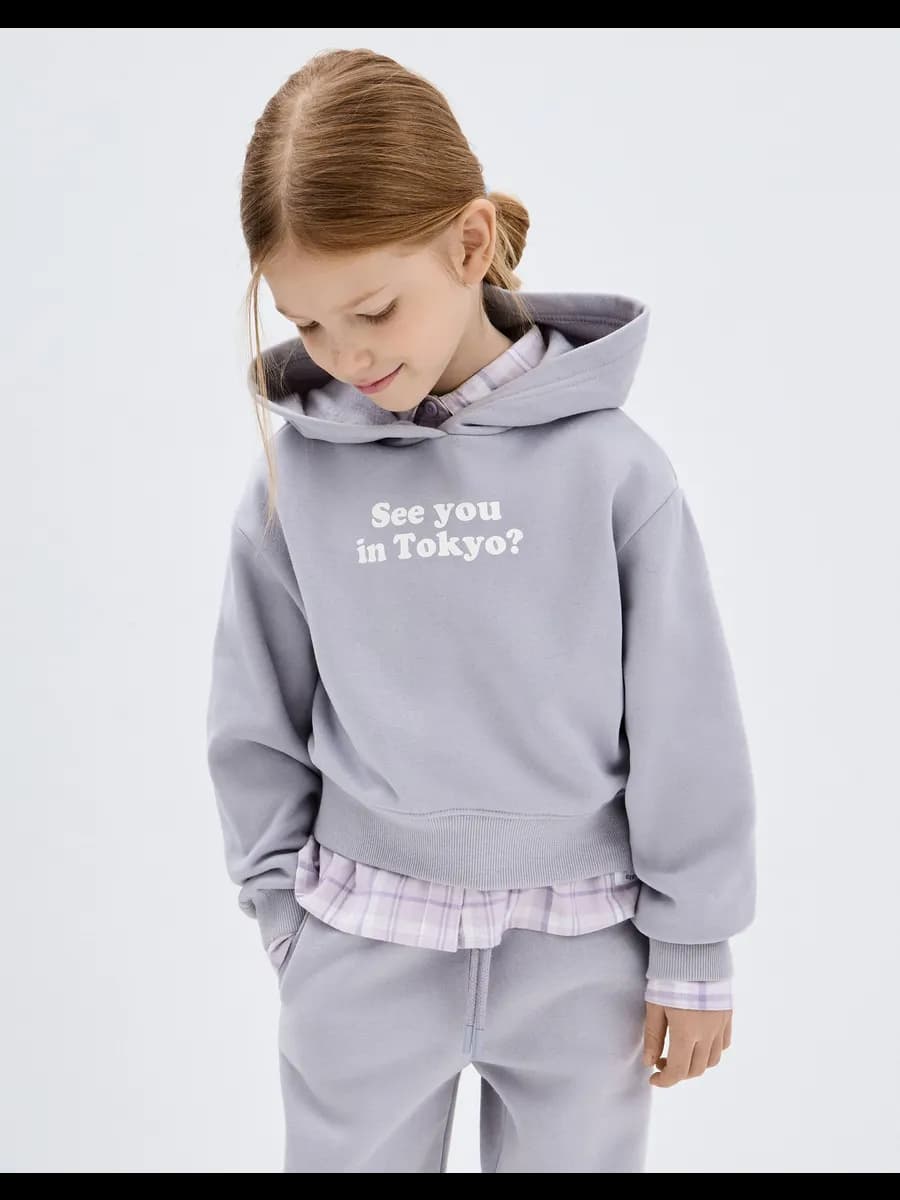 Серое укороченное худи с принтом и начёсом