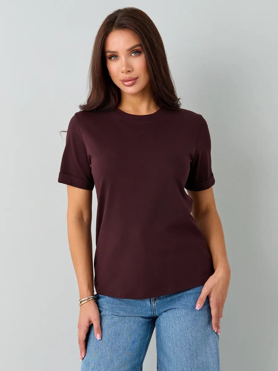 Футболка с подворотом на рукавах