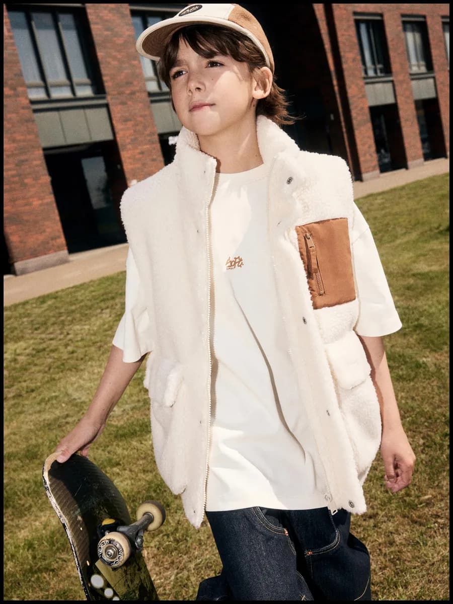 Утепленный жилет из искусственного меха демисезонный