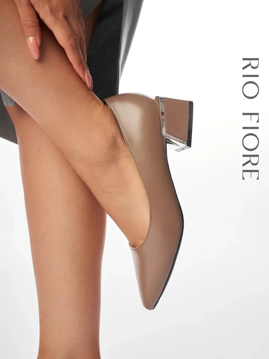 Туфли на низком каблуке лодочки вечерние