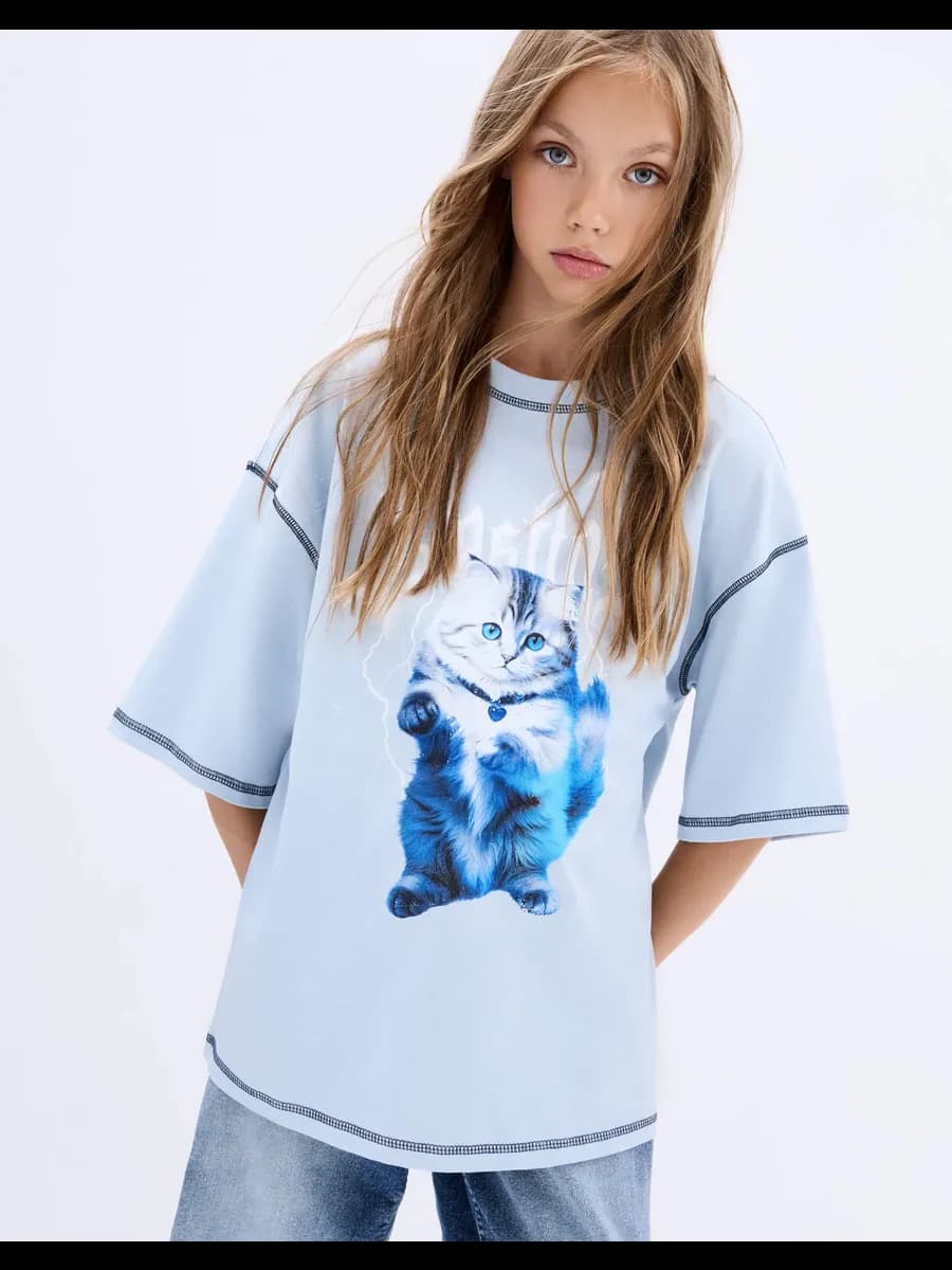 Голубая футболка oversize с принтом и готической надписью