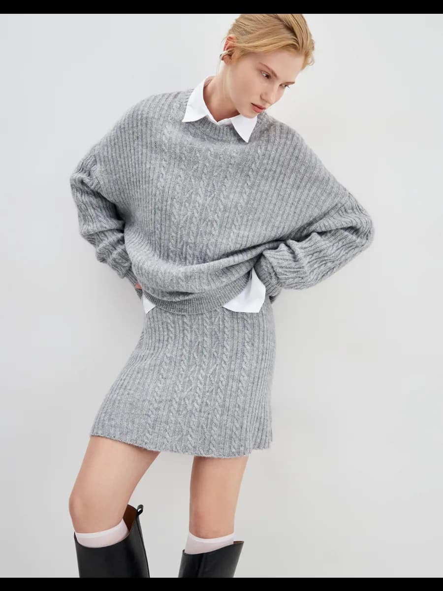 Серая вязаная мини-юбка с косами