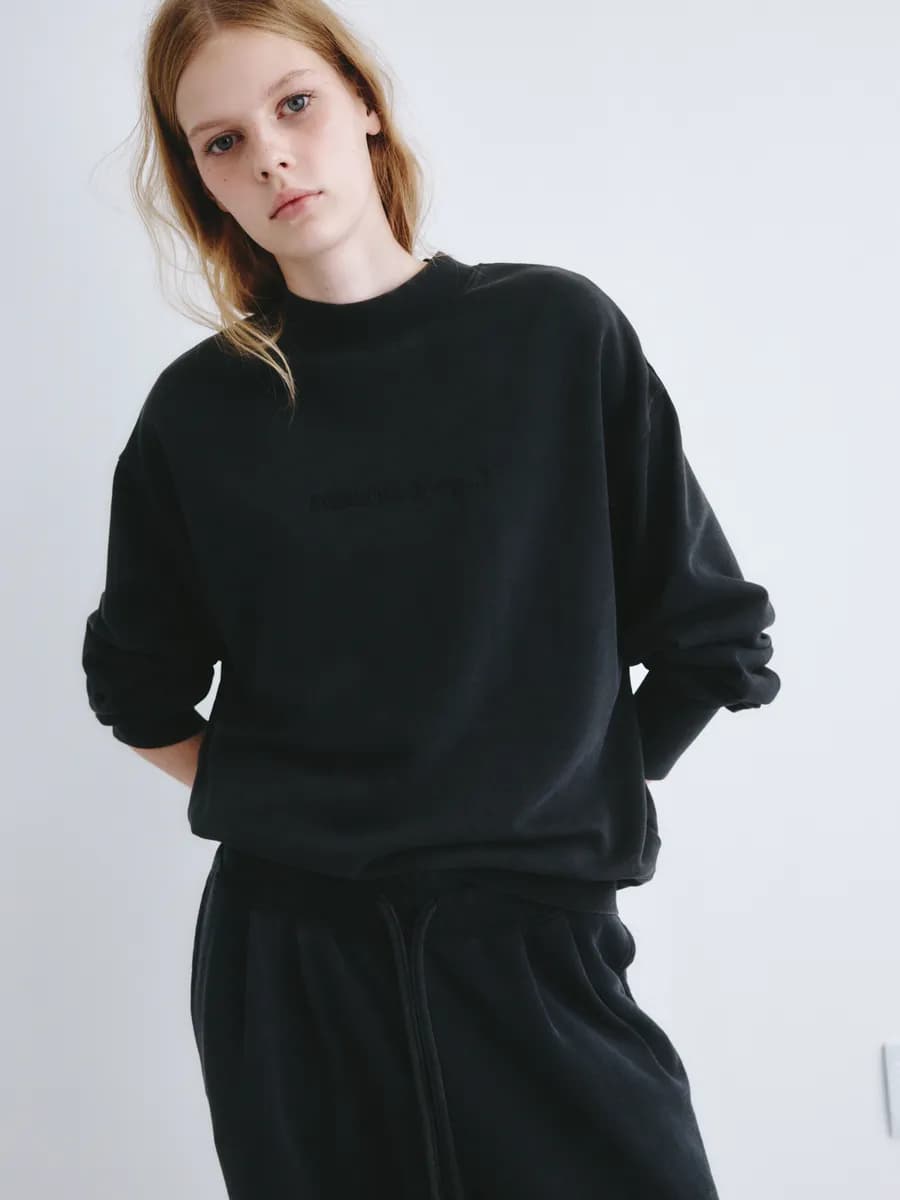 Свитшот оверсайз с вышивкой из линейки Young