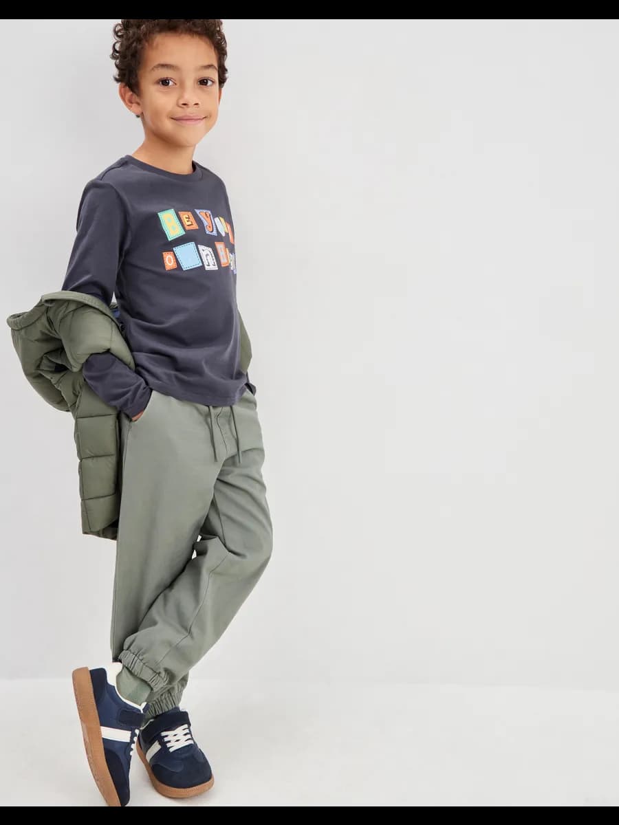 Тёмно-серый лонгслив с принтом