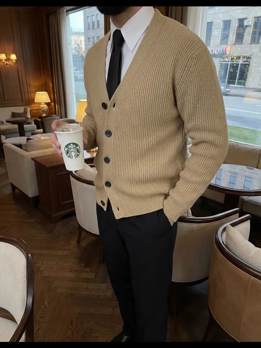 Кардиган на пуговицах вязаный