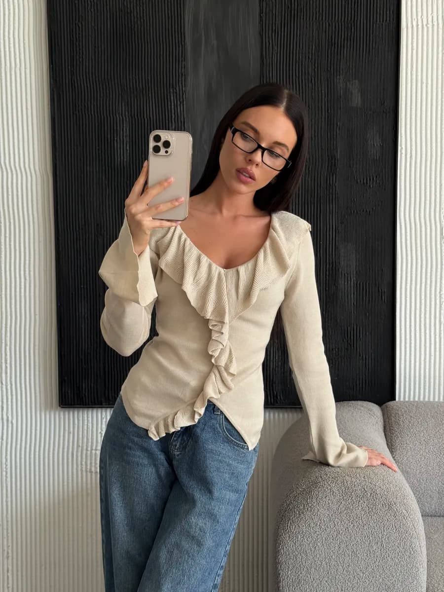 Джемпер с воланами нарядный