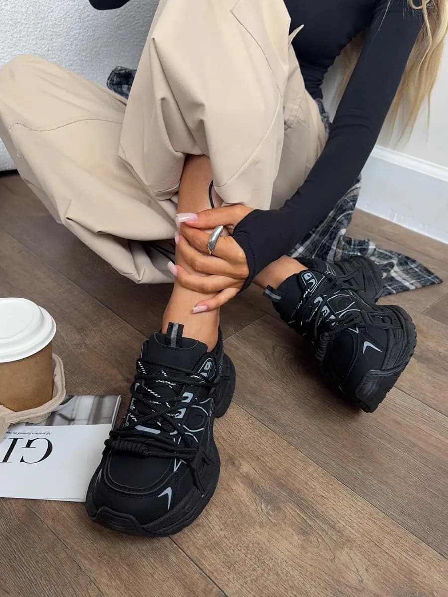 Кроссовки на высокой подошве