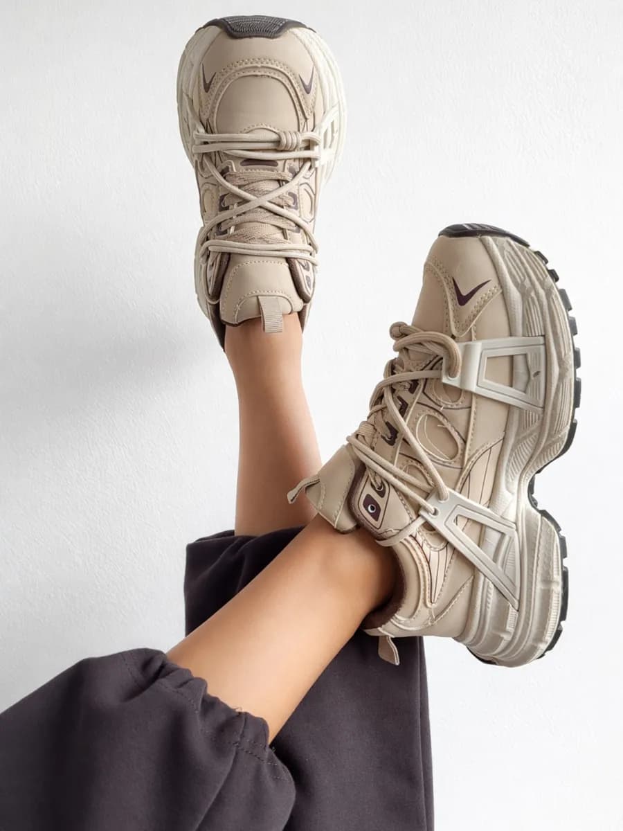 Кроссовки на высокой подошве