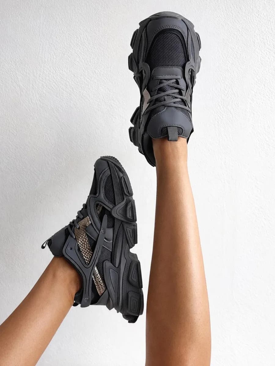 Кроссовки на высокой подошве