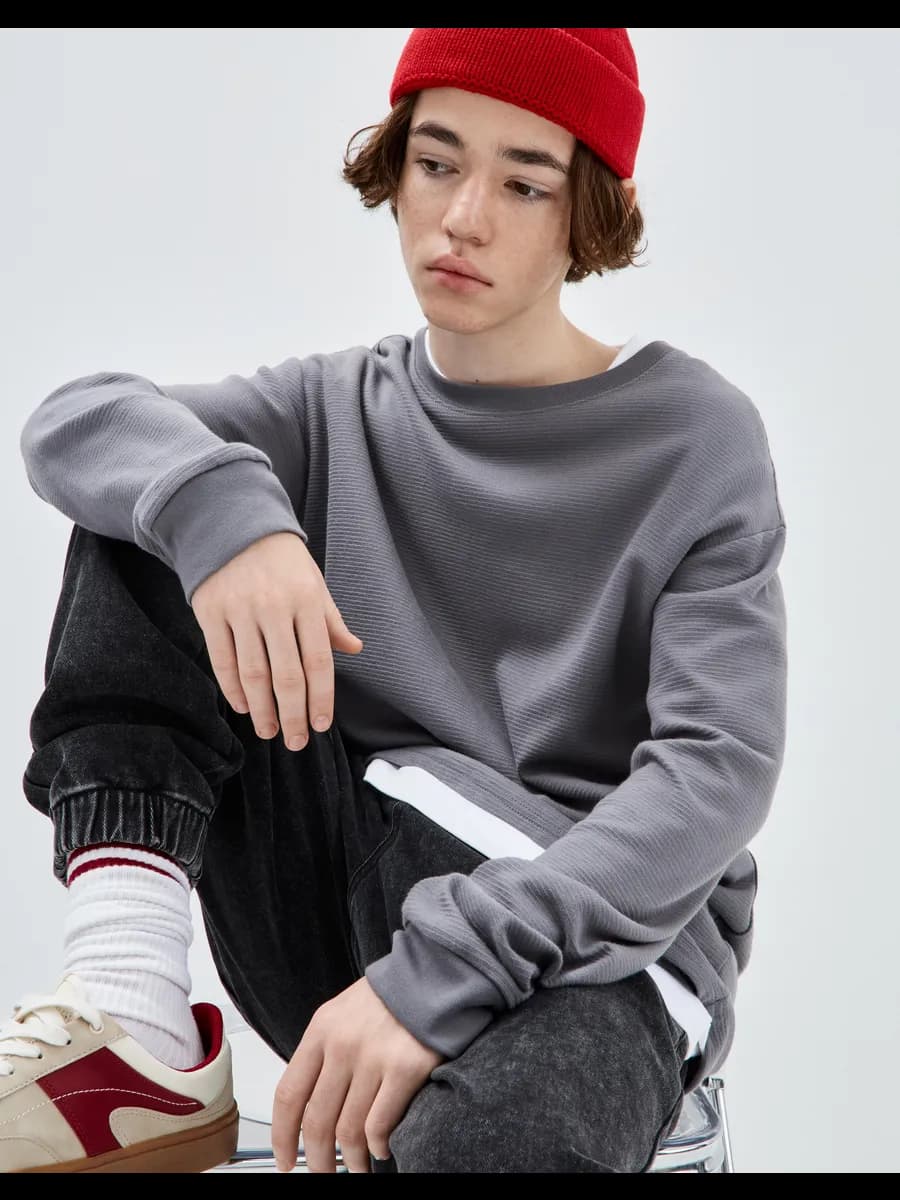 Серый свитшот с лейблом - фото 1