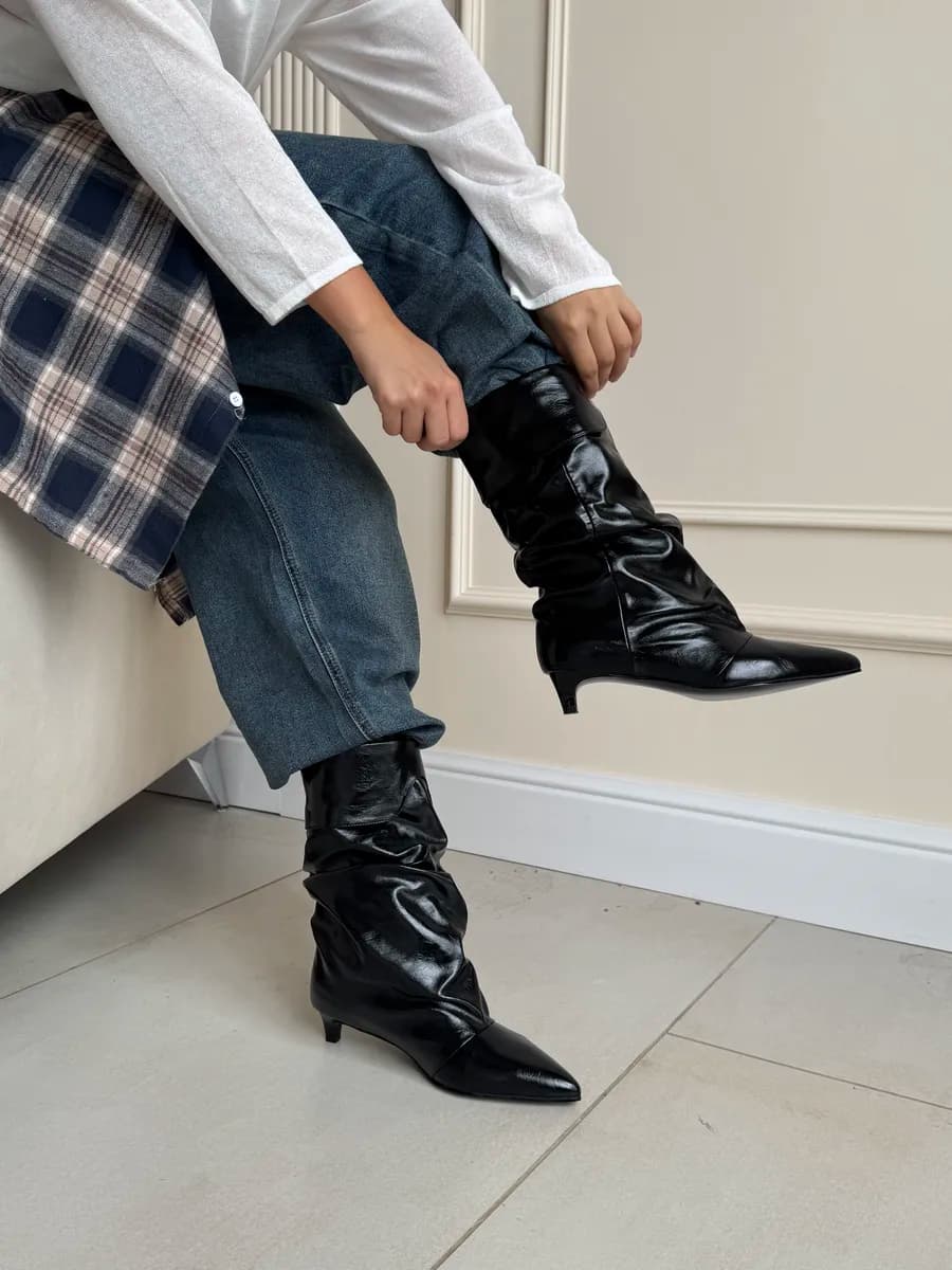 Сапоги трубы на низком каблуке с острым носом