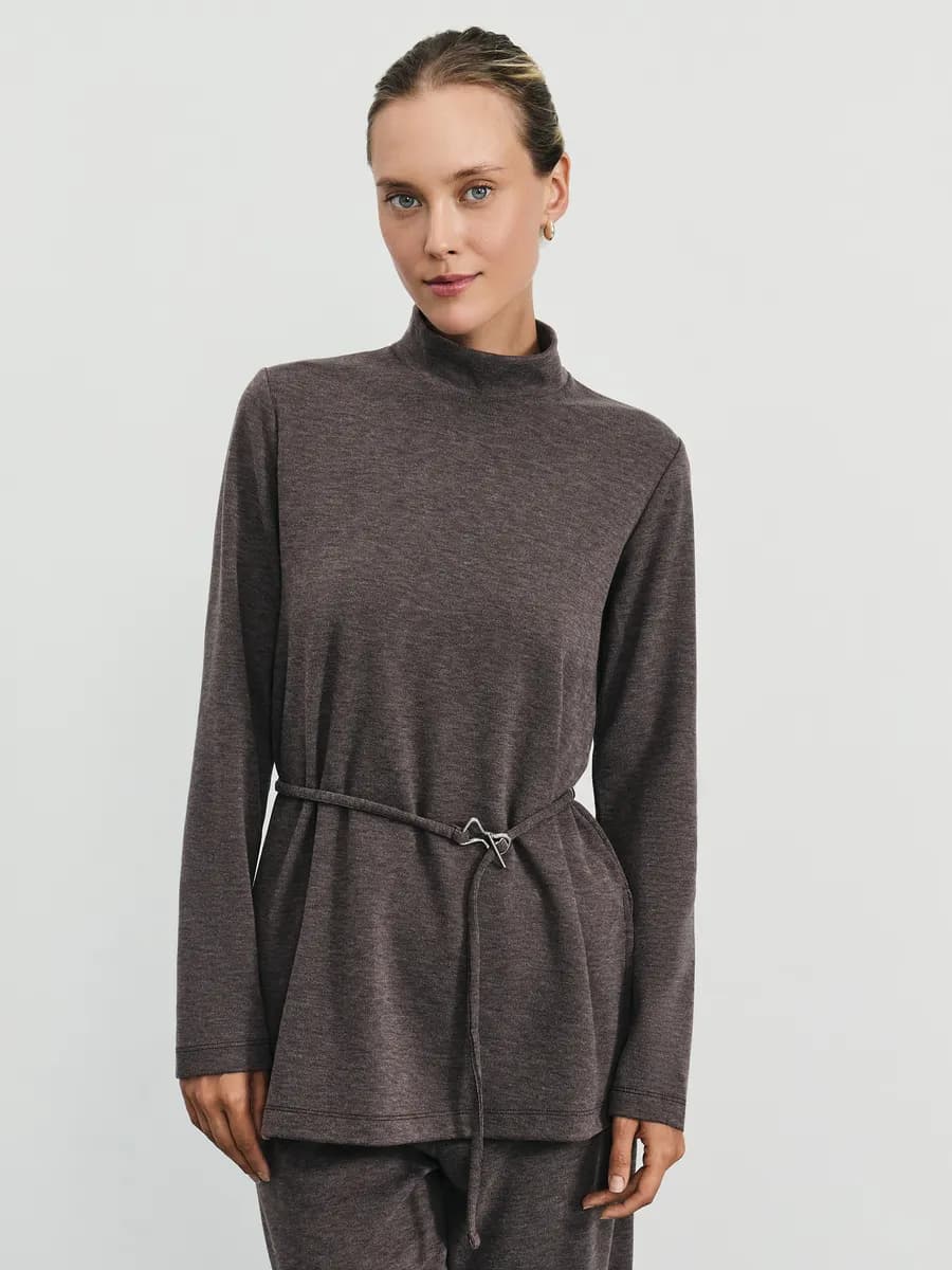 Джемпер вязаный тонкий с горлом стойкой с поясом