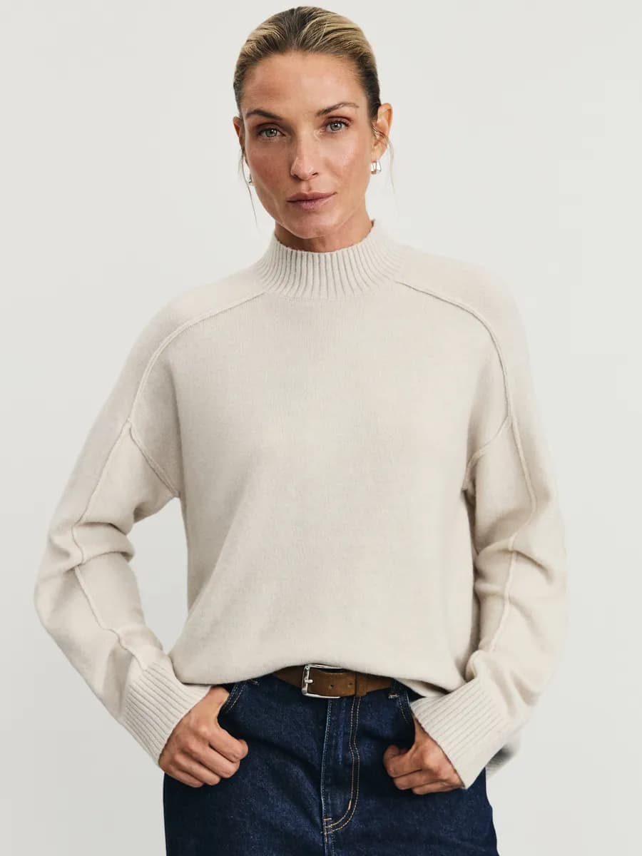 Джемпер вязаный прямого кроя с высоким горлом со швами