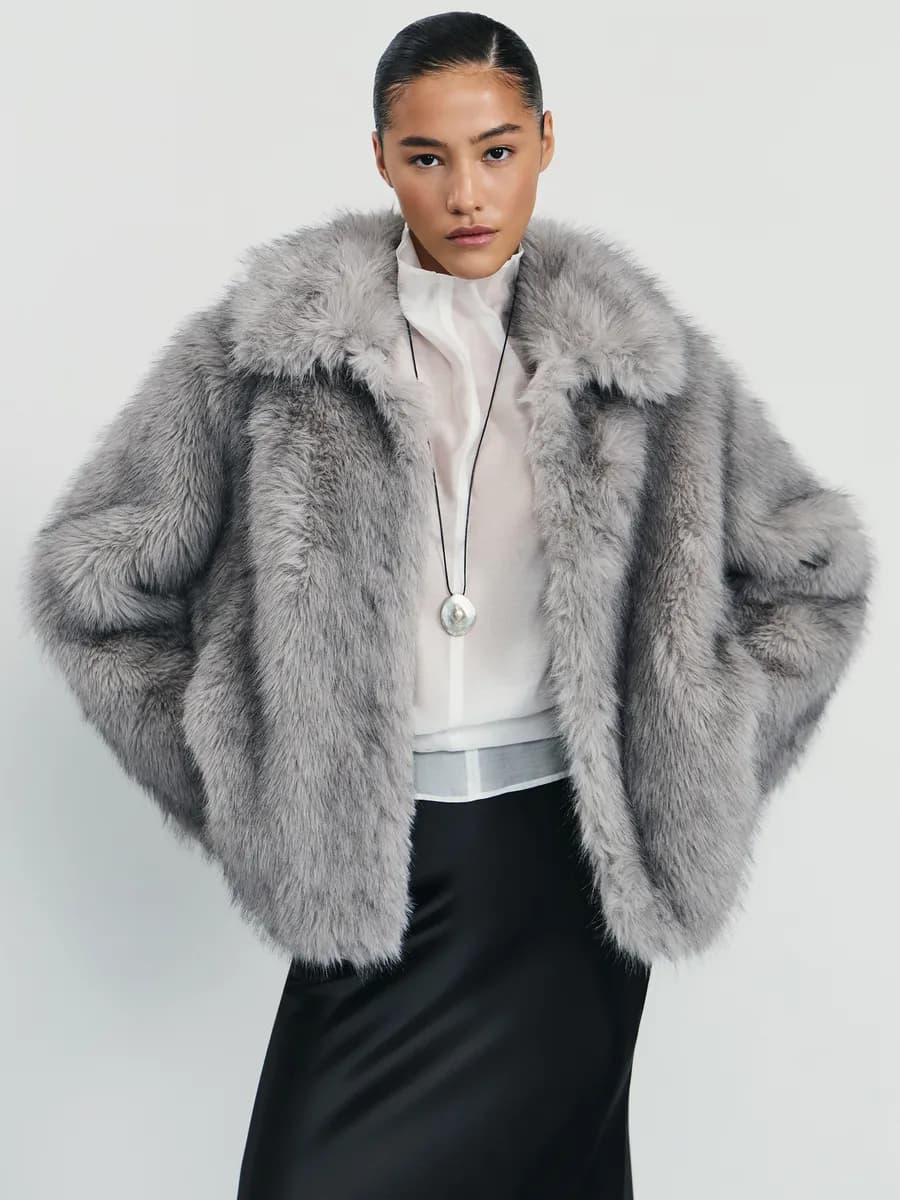 Шуба укороченная с воротником из искусственного меха