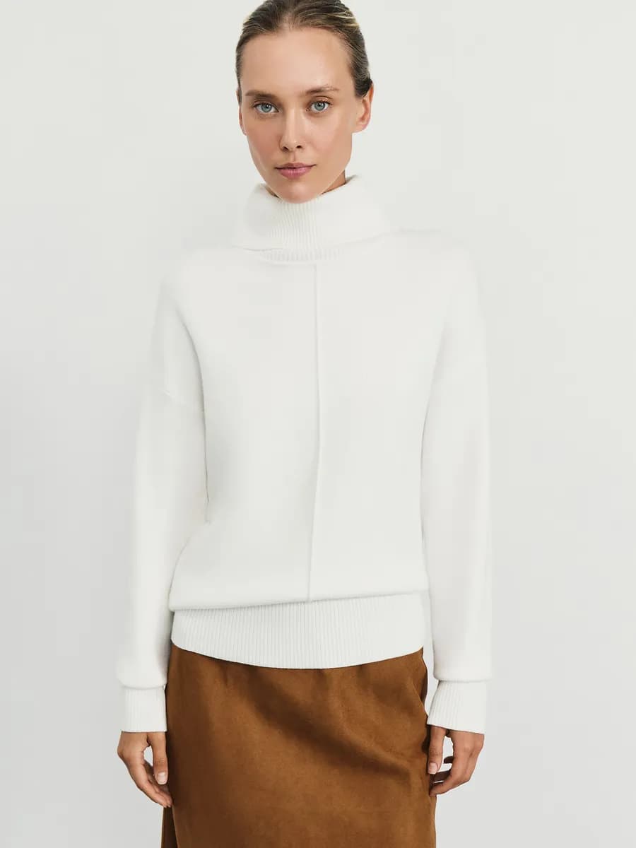 Джемпер базовый с воротником стойкой в офис со швом