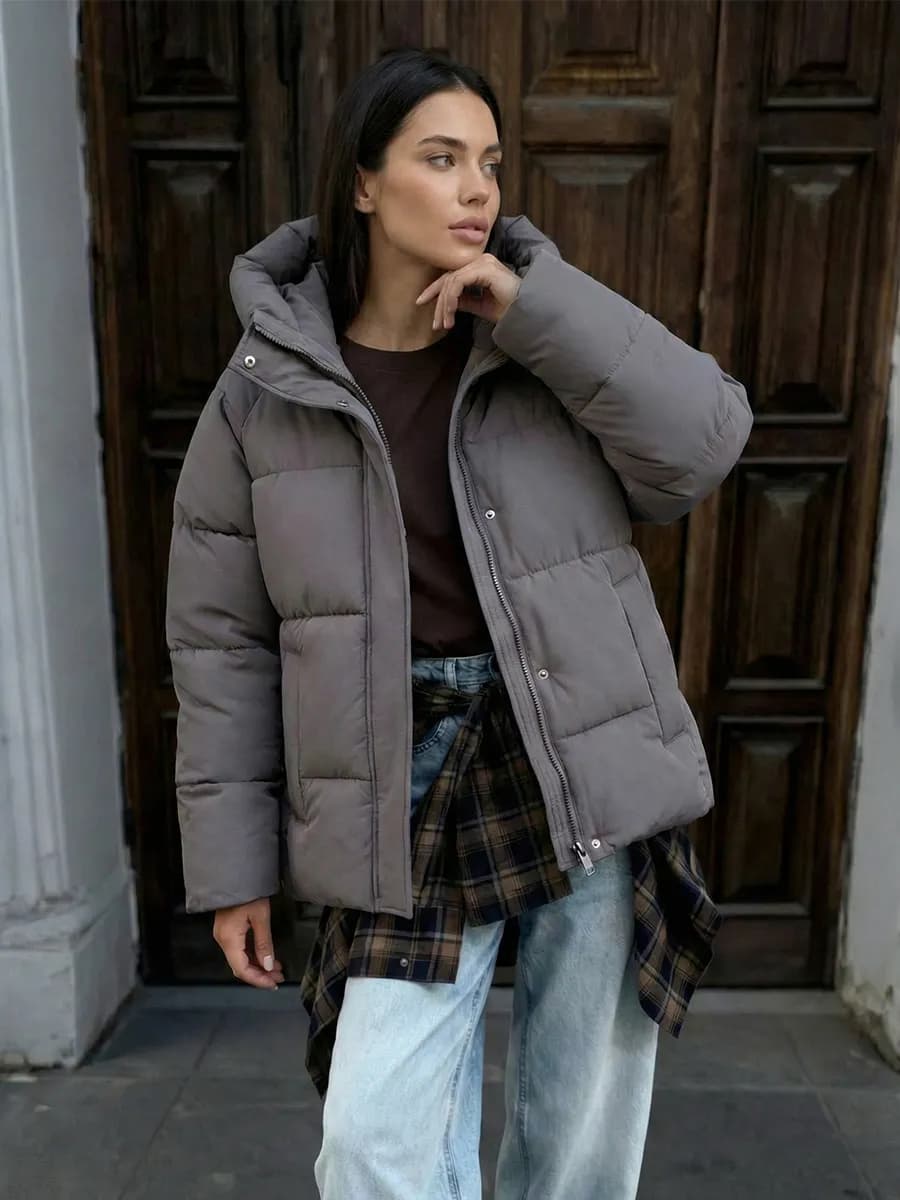 Зимняя куртка оверсайз с капюшоном короткая