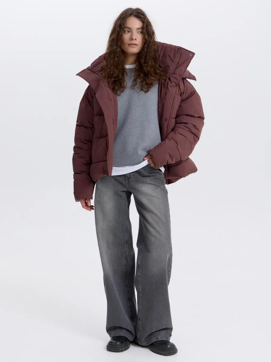 Пуховик зимний короткий со съемным капюшоном оверсайз - фото 1