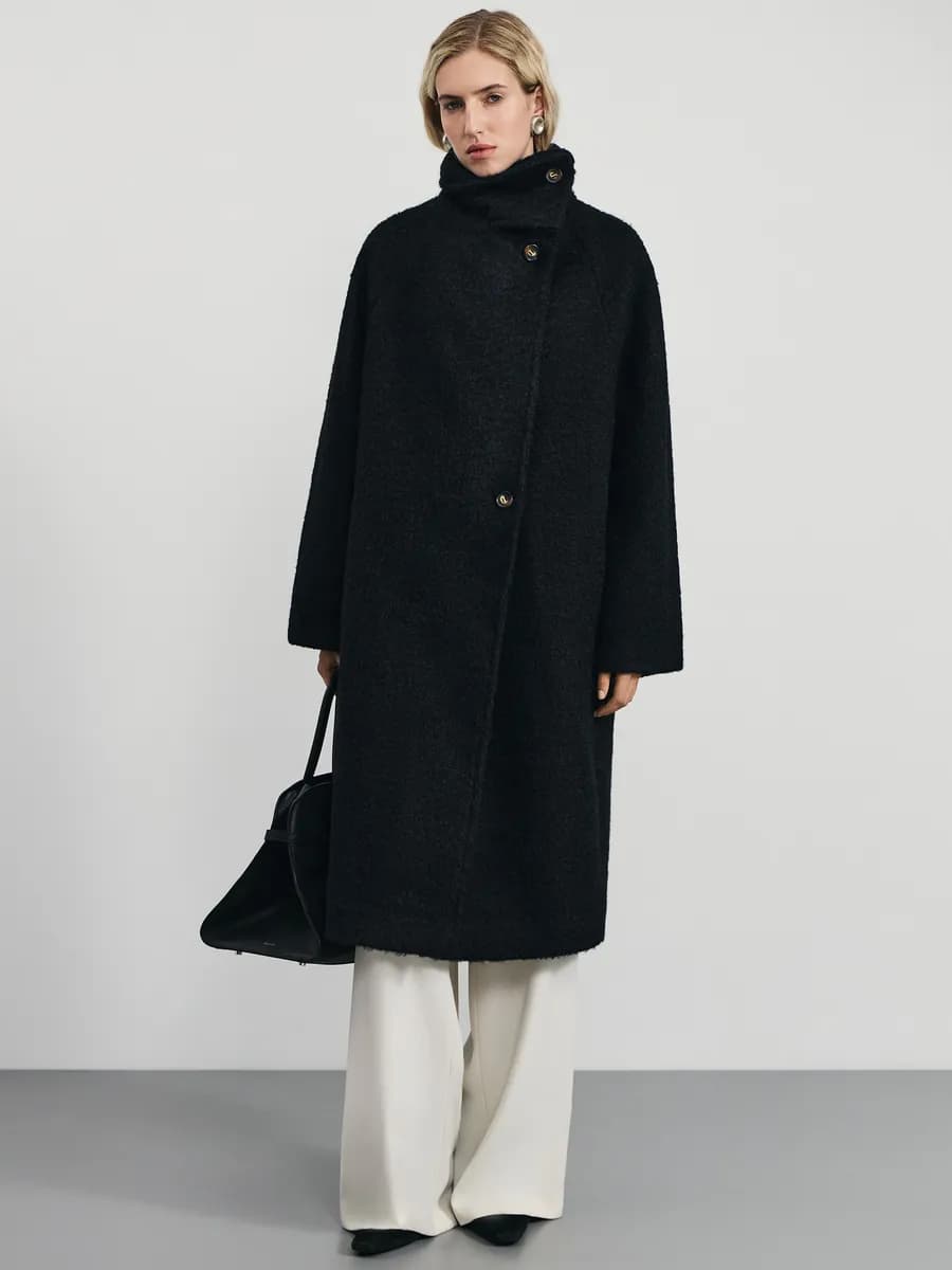 Пальто демисезонное на пуговицах с воротником стойкой