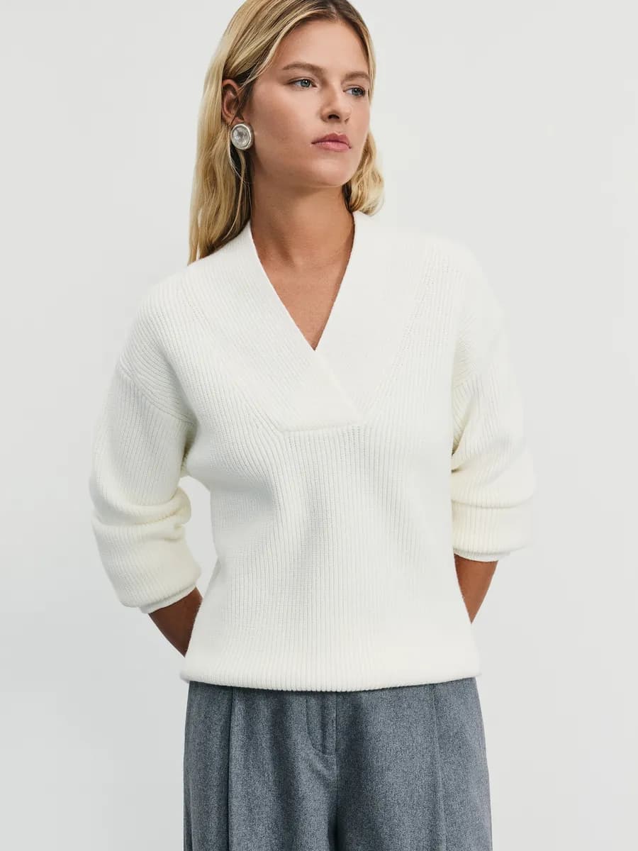 Джемпер вязаный базовый с вырезом в офис