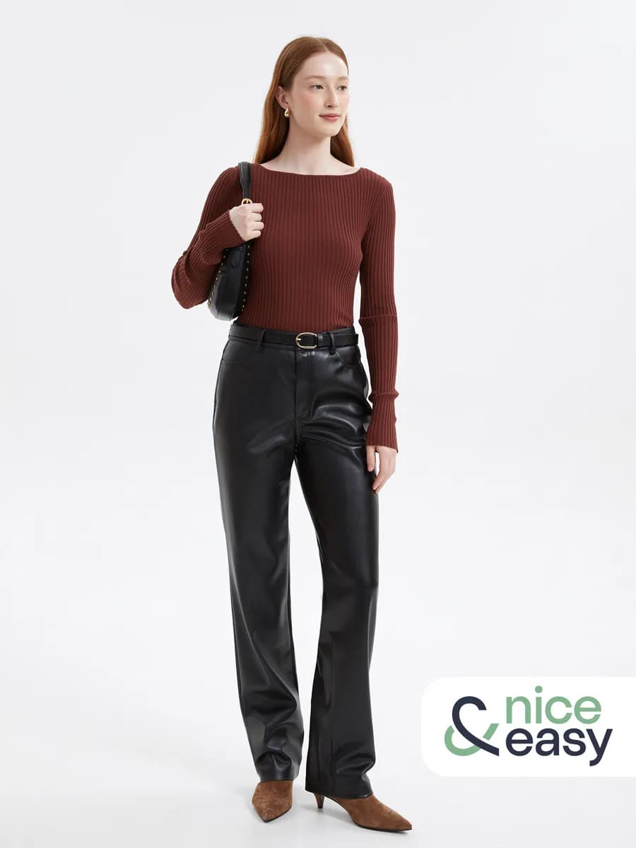 Женский трикотажный джемпер с вырезом