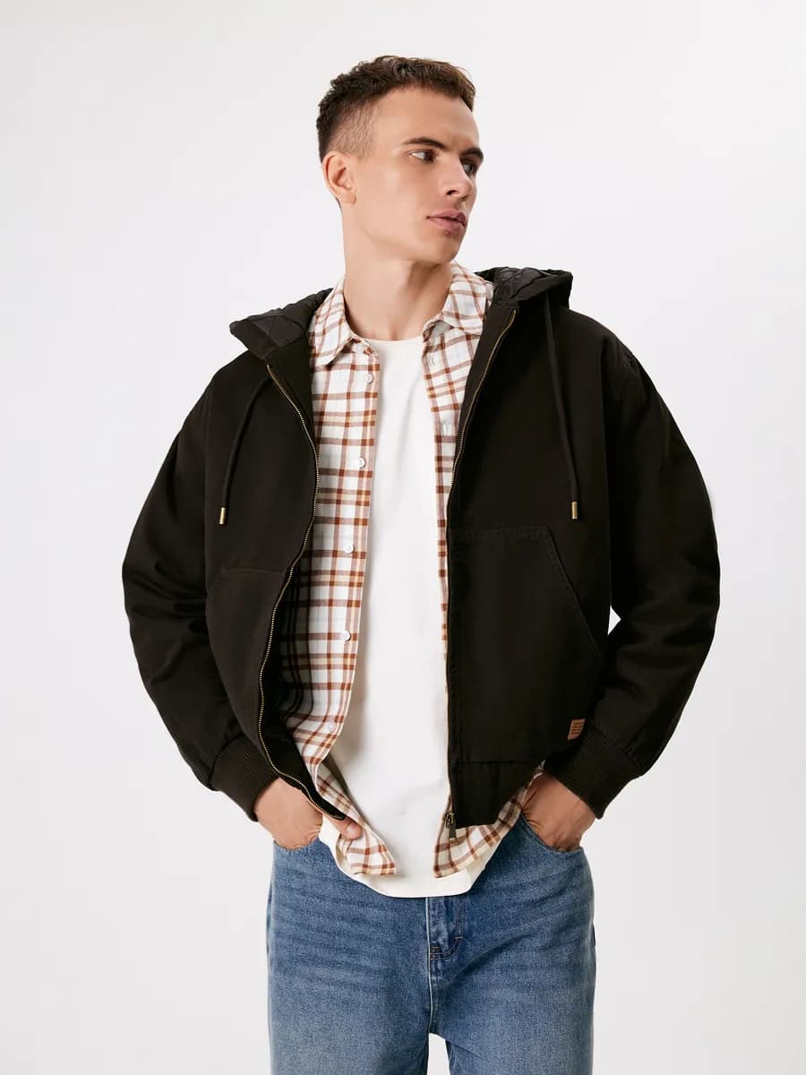 Куртка бомбер утепленная с капюшоном на осень - фото 1