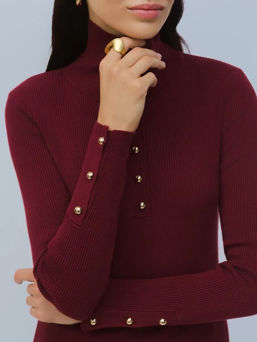 Джемпер нарядный с пуговицами и высоким горлом