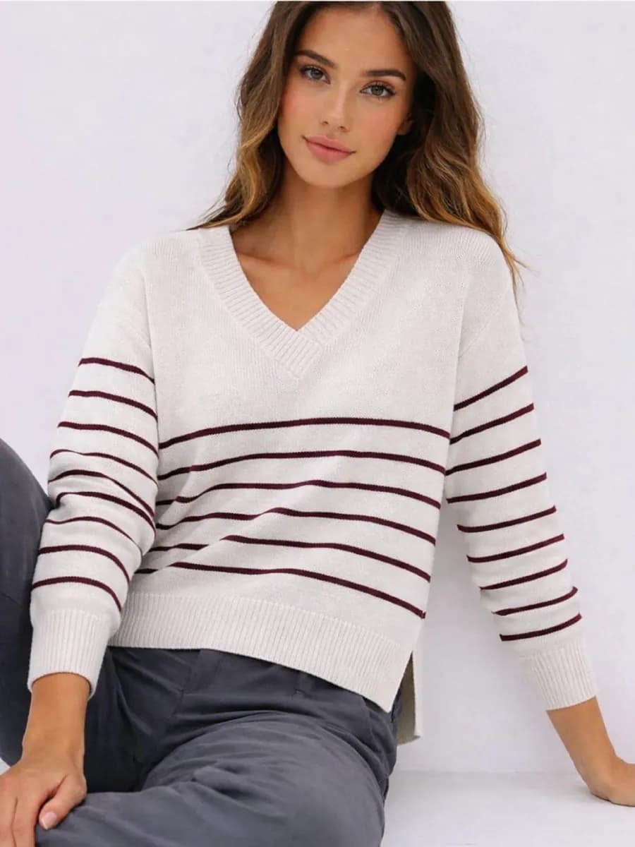 Джемпер тонкий вязаный с V вырезом в полоску - фото 1