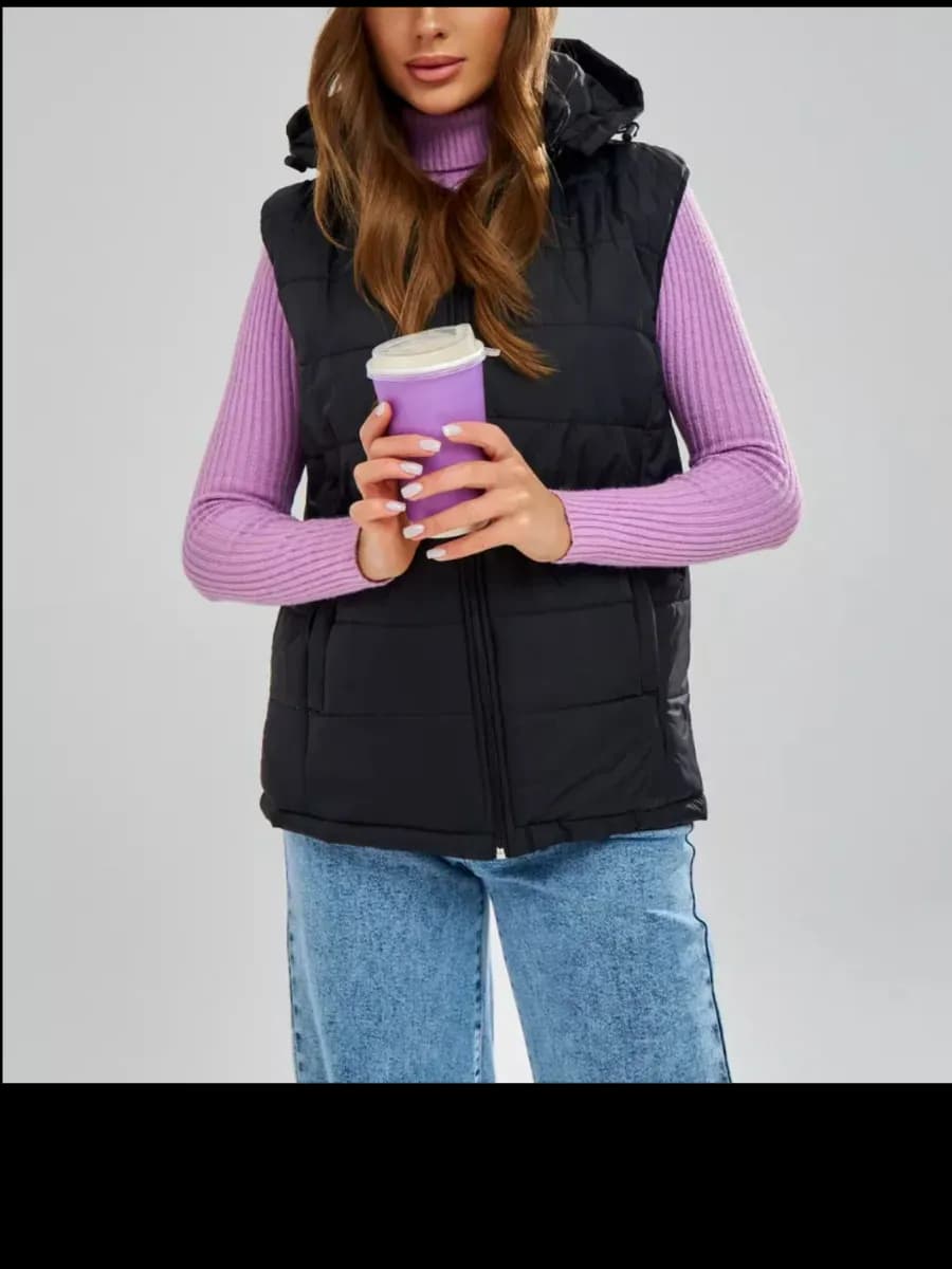 Жилет утепленный с капюшоном