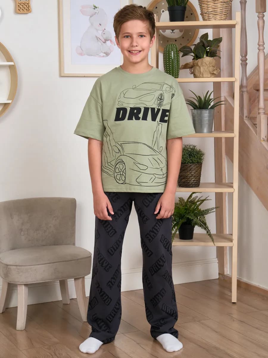 Пижама с брюками и футболкой