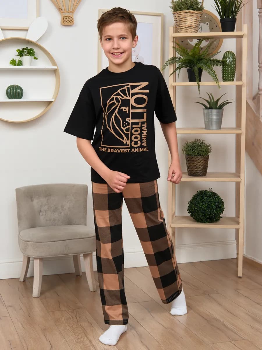 Пижама с брюками и футболкой