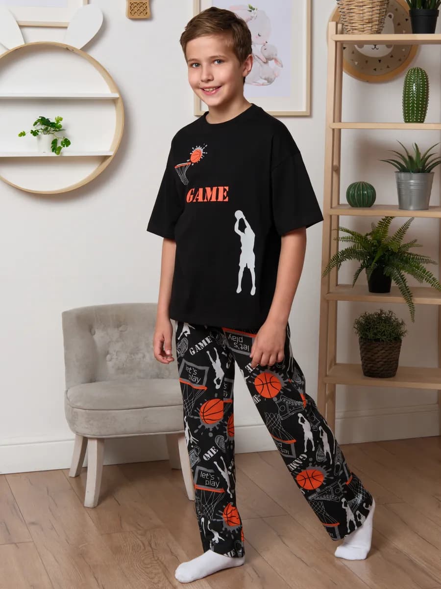 Пижама с брюками и футболкой